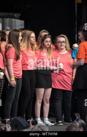 Les membres du choeur survivants Manchester hold 'à la mémoire d' bougies et les élever en face de l'Hôtel de ville de Manchester Manchester au cours de l'ensemble concert chorale se souvenir des victimes de l'arène à la bombe à Manchester, Angleterre, le 22 mai 2018. Le prince William et le Premier ministre britannique Theresa peuvent se joindre à d'autres politiciens, ainsi que les membres de la famille de ceux qui ont été tués, et les premiers intervenants sur les lieux de l'attaque terroriste, alors que des milliers de personnes se sont réunies à Manchester mardi sur le premier anniversaire d'une attaque terroriste dans la ville qui a laissé 22 morts. Banque D'Images