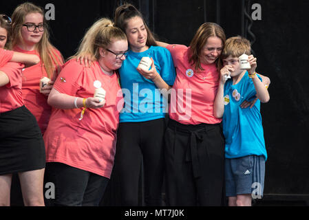 Les membres du choeur survivants Manchester hold 'à la mémoire d' bougies et les élever en face de l'Hôtel de ville de Manchester Manchester au cours de l'ensemble concert chorale se souvenir des victimes de l'arène à la bombe à Manchester, Angleterre, le 22 mai 2018. Le prince William et le Premier ministre britannique Theresa peuvent se joindre à d'autres politiciens, ainsi que les membres de la famille de ceux qui ont été tués, et les premiers intervenants sur les lieux de l'attaque terroriste, alors que des milliers de personnes se sont réunies à Manchester mardi sur le premier anniversaire d'une attaque terroriste dans la ville qui a laissé 22 morts. Banque D'Images