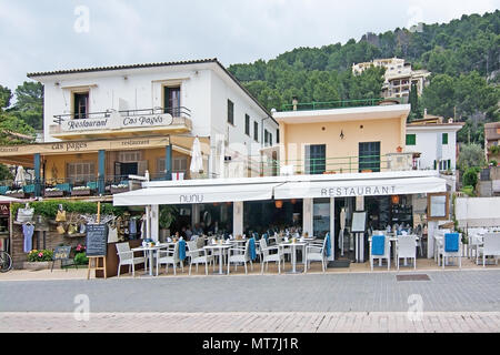 PUERTO SOLLER, Majorque, Espagne - 10 MAI 2018 : des boutiques de souvenirs et restaurants dans la marina sur l'image le 10 mai 2018 à Puerto Soller, Mallo Banque D'Images