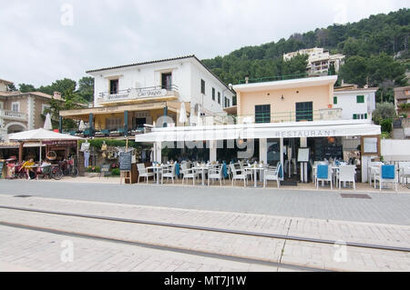 PUERTO SOLLER, Majorque, Espagne - 10 MAI 2018 : des boutiques de souvenirs et restaurants dans la marina sur l'image le 10 mai 2018 à Puerto Soller, Mallo Banque D'Images