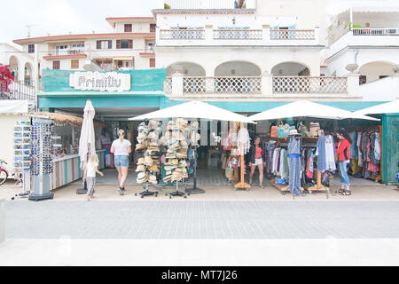 PUERTO SOLLER, Majorque, Espagne - 10 MAI 2018 : des boutiques de souvenirs et restaurants dans la marina sur l'image le 10 mai 2018 à Puerto Soller, Mallo Banque D'Images