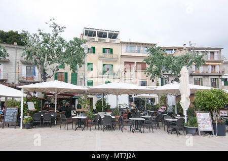 PUERTO SOLLER, Majorque, Espagne - 10 MAI 2018 : Les restaurants de la marina sur l'image le 10 mai 2018 à Puerto Soller, Majorque, Espagne. Banque D'Images