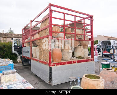 PALMA, Majorque, îles Baléares, Espagne - 30 avril 2017 : camion rempli de pots de terre cuite sur Consell brocante le 30 avril 2017 à Majorque, Bal Banque D'Images