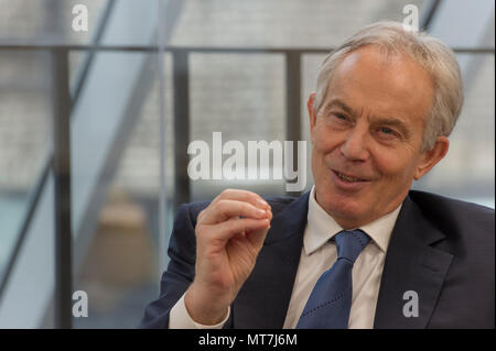 Le très Honorable Tony Blair en conversation dans son bureau à la Tony Blair Institute for Global Change dans le centre de Londres Banque D'Images