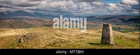 Le point de vue nord-est du sommet Trig Point Très Burney au sud des lacs avec de l'eau et le Coniston Furness Fells dans la distance. Nikon D8 Banque D'Images