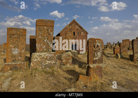 La mousse et lichen--incrustés khatchkars (khatchkars, ou de pierres) et une chapelle à Noratous (Noraduz) Cimetière, Noratous (Noraduz), l'Arménie Banque D'Images