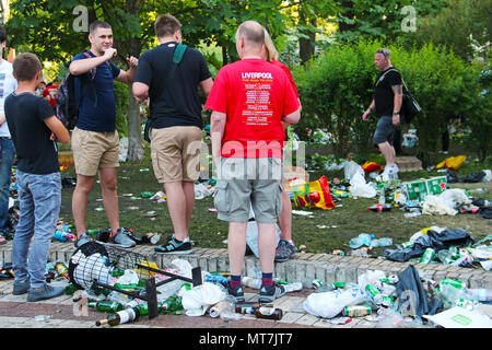 Liverpool Football fans, entouré par les ordures, passent du temps à Shevchenko Park en attente de match de finale de la Ligue des Champions Real Madrid vs Liverpool Banque D'Images