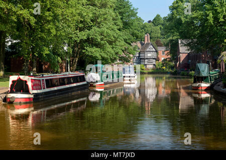 Le paquet Maison est vu à travers le canal de Bridgewater à Worsley, Salford, Greater Manchester, UK. Banque D'Images