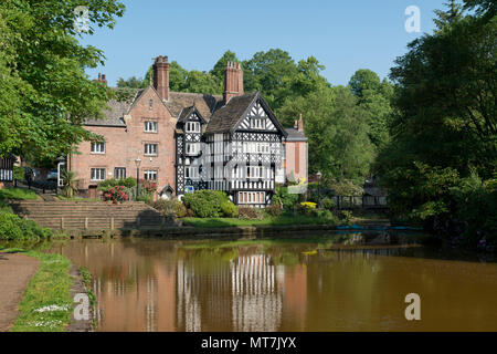 Le paquet Maison est vu à travers le canal de Bridgewater à Worsley, Salford, Greater Manchester, UK. Banque D'Images