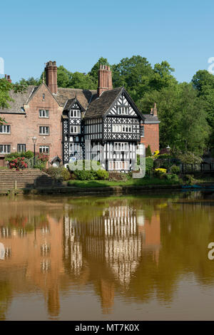 Le paquet Maison est vu à travers le canal de Bridgewater à Worsley, Salford, Greater Manchester, UK. Banque D'Images