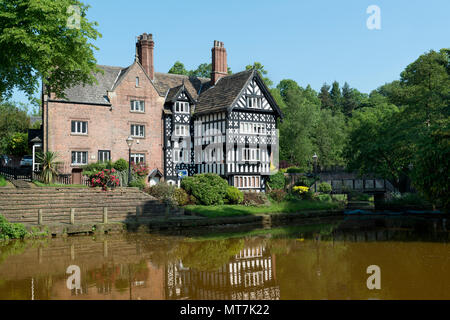 Le paquet Maison est vu à travers le canal de Bridgewater à Worsley, Salford, Greater Manchester, UK. Banque D'Images