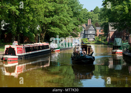 Le paquet Maison est vu à travers le canal de Bridgewater à Worsley, Salford, Greater Manchester, UK. Banque D'Images