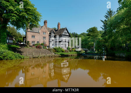 Le paquet Maison est vu à travers le canal de Bridgewater à Worsley, Salford, Greater Manchester, UK. Banque D'Images