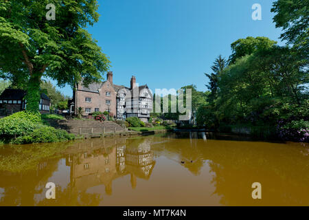 Le paquet Maison est vu à travers le canal de Bridgewater à Worsley, Salford, Greater Manchester, UK. Banque D'Images