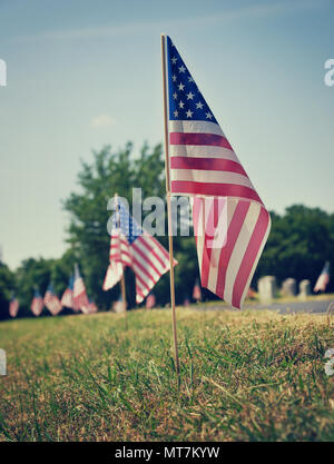 Drapeaux américains affichée à un cimetière à Memorial Day. Vintage tone. Banque D'Images