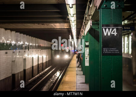 Un train approchant la plate-forme à la station de métro West 4th Street à Manhattan, New York City Banque D'Images