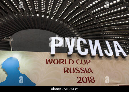 BELGRADE, SERBIE - février 23, 2018 : Logo de la Coupe du Monde FIFA Football 2018 en Russie d'une manière équitable dans la Serbie, la Russie n'étant écrit dans Cyril Banque D'Images
