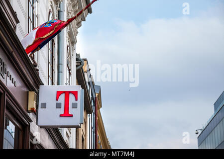 VUKOVAR, Croatie - le 25 février 2018 : T Mobile Logo sur leur magasin principal à Vukovar. T-Mobile, est l'un des principaux opérateur de téléphonie mobile en Croatie, soit Banque D'Images