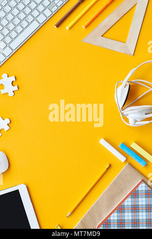 Flatlay Bureau jaune Banque D'Images