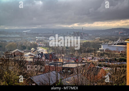 Sur la ville de Rotherham, Rotherham United, y compris New York Stadium, industrielle et urbaine très sous ciel gris orageux Banque D'Images