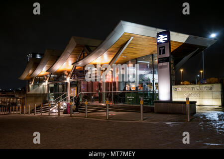 La nouvelle gare centrale de Rotherham dans la nuit - gare partie de Rotherham Renaissance avec toit moderne, contemporain et architecture Banque D'Images