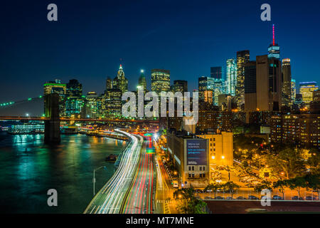 Vue de la FDR Drive et le Lower Manhattan skyline at night, à partir de la passerelle du Pont de Manhattan, New York. Banque D'Images