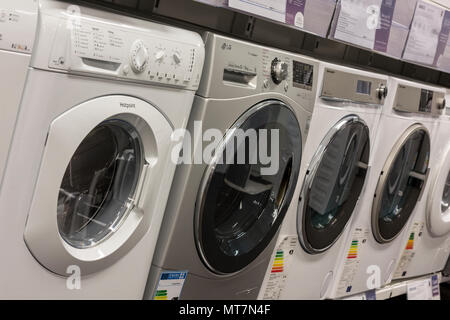 Une rangée de nouvelles machines à laver et sèche-linge au curry's. Pc world high street et des boutiques de produits blancs de la chaîne de détaillants. Pour les maisons de l'électronique. Banque D'Images