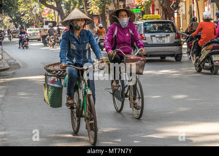 Les vélos-pousse, les vendeurs de rue et tours de Hanoï Vietnam vie Banque D'Images