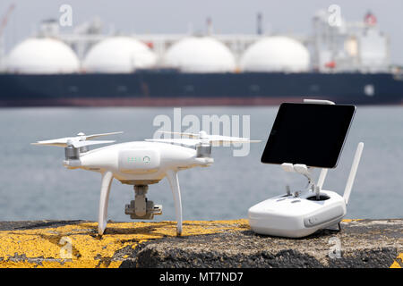 Drone avec télécommande rester sur des blocs de ciment pour la protection de port et prêt à voler Banque D'Images