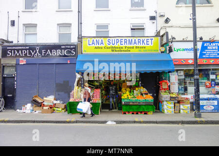 Supermarché à Brixton, Londres - vendre des légumes frais et des fruits. Brixton, Londres. Banque D'Images