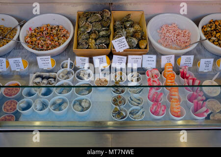 Affichage de fruits de mer sur la plage de Brighton, wc séparés. La plage de Brighton, UK. Banque D'Images