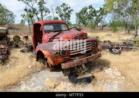 Old rusty camion Ford rouge, une partie de l'avant Tom Ford, collection historique Chillagoe, Far North Queensland, Queensland, Australie, FNQ Banque D'Images