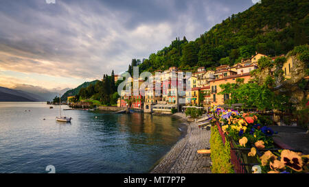 Coucher de soleil sur la belle ville de Varenna, Lac de Côme, Lombardie, Italie Banque D'Images