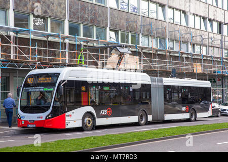 Bus de la ligne 133 à la station de recharge à Breslauer Platz, Cologne, Allemagne. Elektrobus der Linie 133 un eines Ladestation suis Breslauer P Banque D'Images