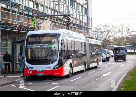 Bus de la ligne 133 à la station de recharge à Breslauer Platz, Cologne, Allemagne. Elektrobus der Linie 133 un eines Ladestation suis Breslauer P Banque D'Images