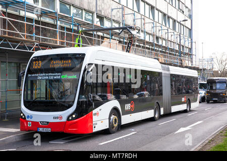 Bus de la ligne 133 à la station de recharge à Breslauer Platz, Cologne, Allemagne. Elektrobus der Linie 133 un eines Ladestation suis Breslauer P Banque D'Images