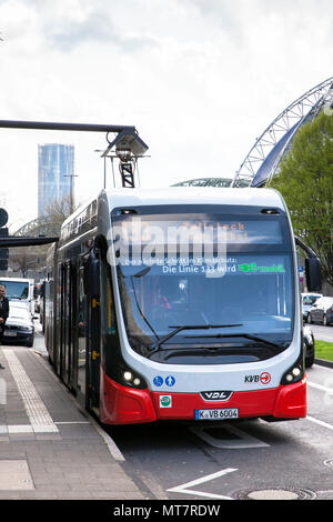 Bus de la ligne 133 à la station de recharge à Breslauer Platz, Cologne, Allemagne. Elektrobus der Linie 133 un eines Ladestation suis Breslauer P Banque D'Images