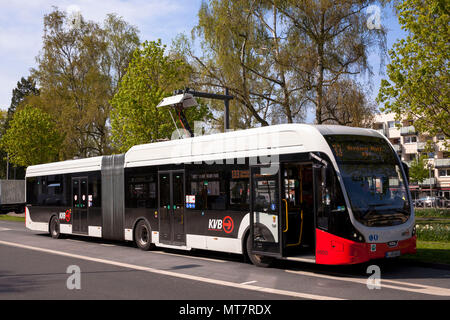 Bus de la ligne 133 à la station de recharge à Hoeninger Platz, Cologne, Allemagne. Elektrobus 133 Von der Linie une Hoeninger Ladestation suis P Banque D'Images