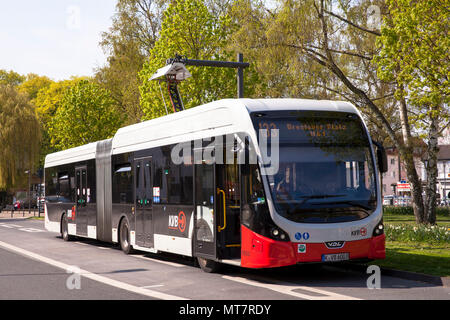 Bus de la ligne 133 à la station de recharge à Hoeninger Platz, Cologne, Allemagne. Elektrobus 133 Von der Linie une Hoeninger Ladestation suis P Banque D'Images