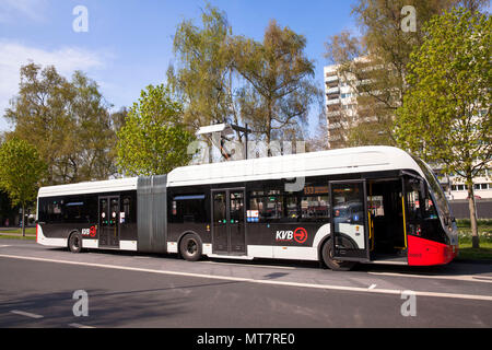 Bus de la ligne 133 à la station de recharge à Hoeninger Platz, Cologne, Allemagne. Elektrobus 133 Von der Linie une Hoeninger Ladestation suis P Banque D'Images