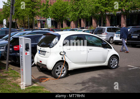 Citroën C-zéro à une station de charge de la Mobilstation sur le Charles-de-Gaulle dans le quartier de Deutz, Cologne, Allemagne. Avec une connexion directe Banque D'Images