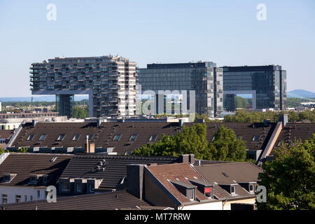 Allemagne, Cologne, vue sur les toits de la ville méridionale de la grue maisons dans le port de Rheinau. Deutschland, Koeln, Blick über die Daecher de Banque D'Images