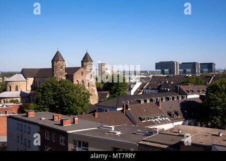 Allemagne, Cologne, vue sur les toits de la ville à l'église St Maria im Kapitol et à la Grue maisons dans le port de Rheinau. Deutschland, Koe Banque D'Images