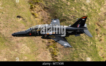 RAF Hawk T2 Jet faible niveau dans la région de Snowdonia boucle mach de galles (LFA7) Banque D'Images