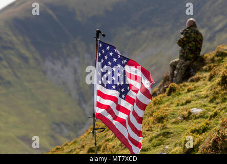 Un faible niveau d'aéronefs attend photographe passe dans la boucle de Mach, Galles (MCL7) avec un marquage US flag sa position Banque D'Images