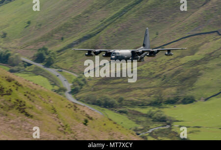 Lockheed l'USAF MC-130J de formation de vol à basse altitude dans la boucle de Mach, MCL7 , zone de Snowdonia, Pays de Galles, Royaume-Uni Banque D'Images