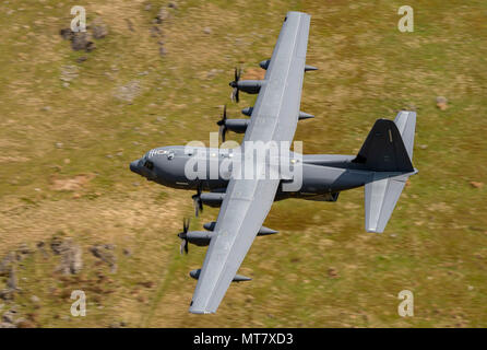 Lockheed l'USAF MC-130J de formation de vol à basse altitude dans la boucle de Mach, MCL7 , zone de Snowdonia, Pays de Galles, Royaume-Uni Banque D'Images