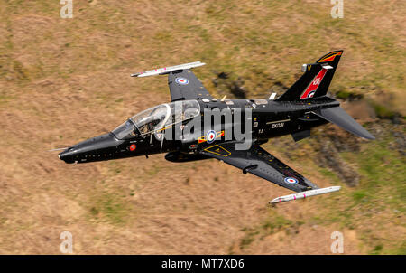 RAF Hawk T2 Jet faible niveau dans la région de Snowdonia boucle mach de galles (LFA7) Banque D'Images