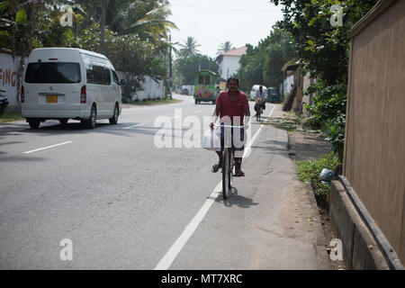 Mirissa/Sri Lanka - Avril 2, 2018 : l'homme est la bicyclette. Banque D'Images