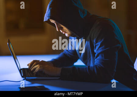Hacker en utilisant un ordinateur portable pour cyber-attaque Banque D'Images